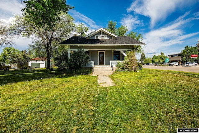 view of front facade featuring a porch and a front lawn