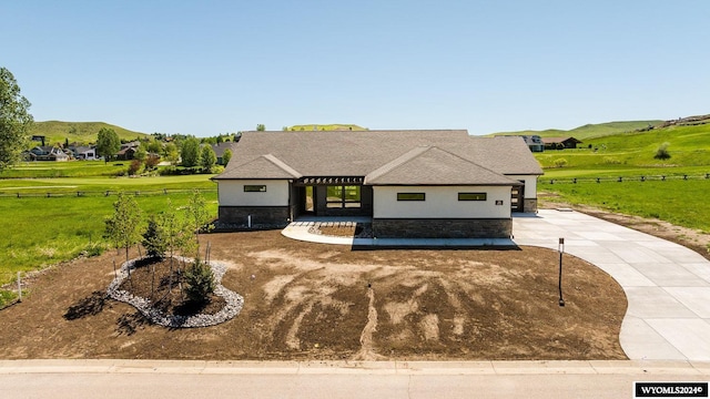 view of front of home featuring a front yard