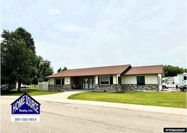 single story home featuring a front lawn