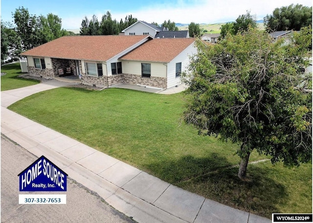 view of front of home featuring a front lawn