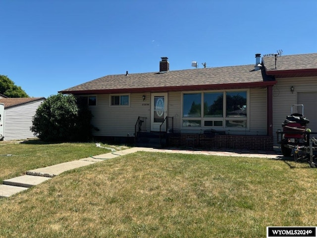 view of front of house featuring a front lawn