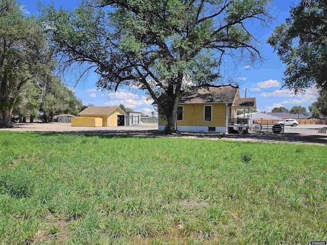 view of yard featuring an outbuilding