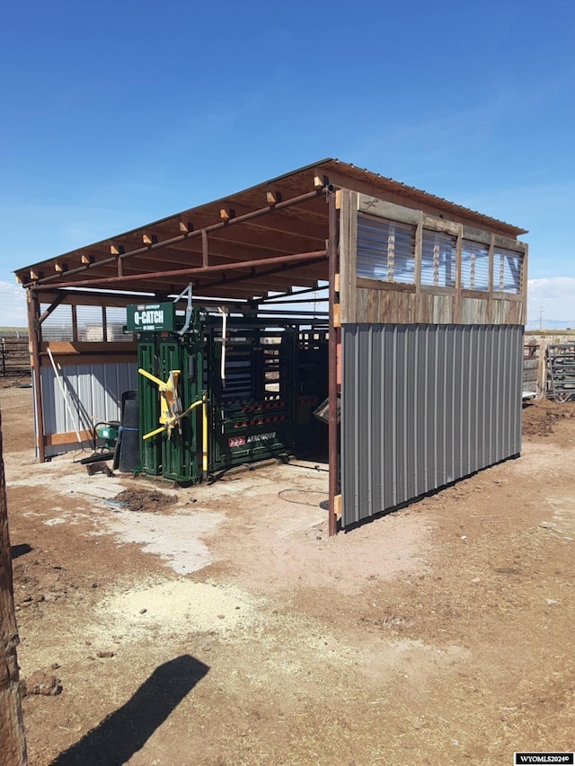 view of outdoor structure with a carport and an outdoor structure