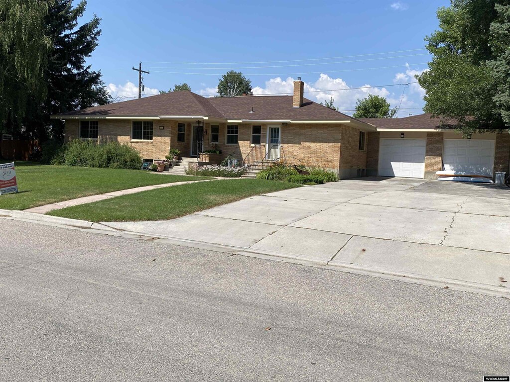 344 N Desmet Ave, Buffalo, WY 82834 - ranch-style home featuring a garage and a front lawn