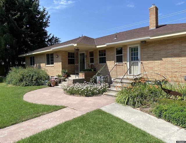 view of front facade with a front lawn