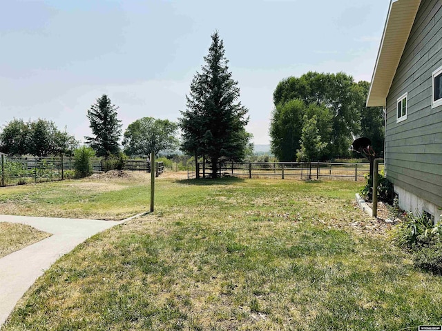 view of yard featuring a rural view