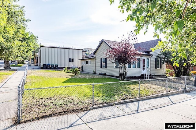 view of front of property featuring a front yard