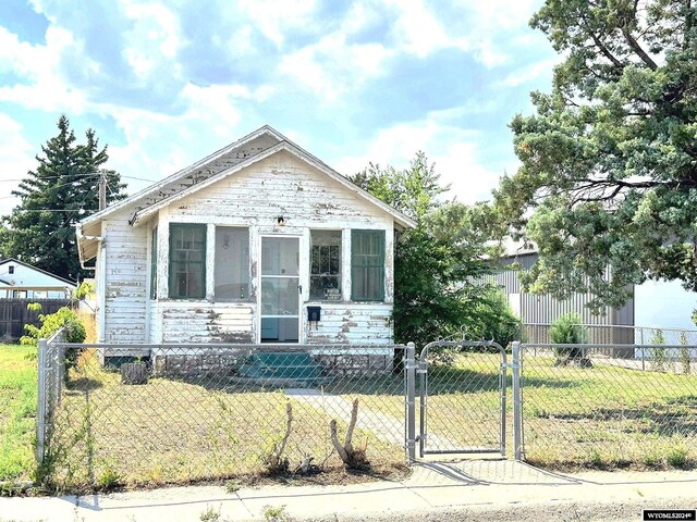 view of front facade with a sunroom