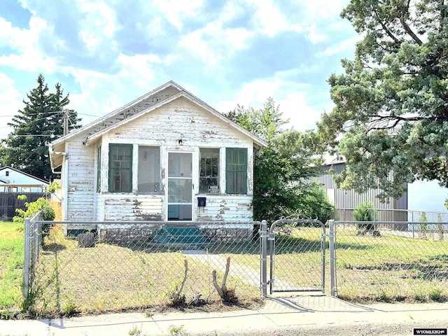 view of front of house with a front lawn