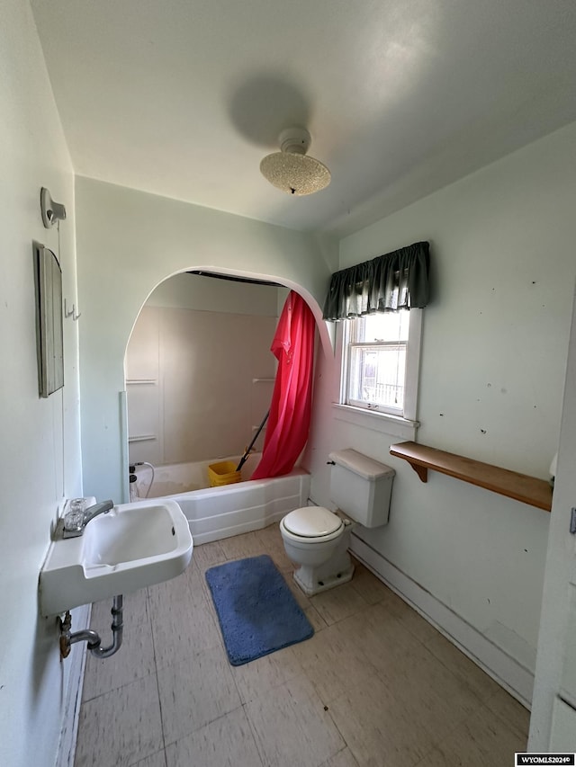 full bathroom with shower / tub combo with curtain, toilet, and sink