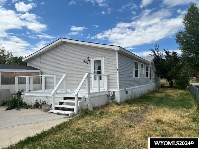 manufactured / mobile home featuring a front yard