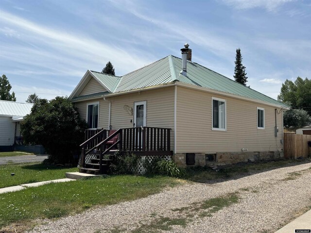 view of front of property featuring a front yard