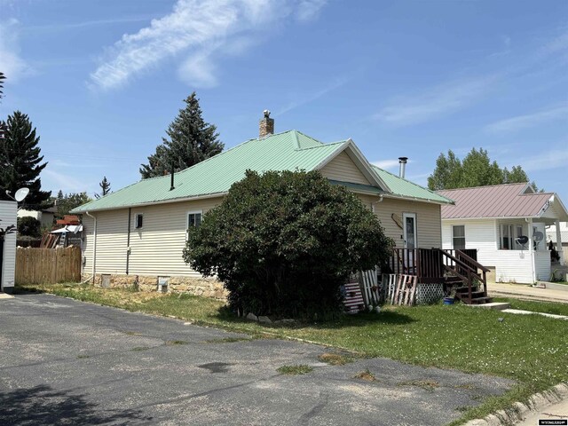 view of front facade featuring a front lawn