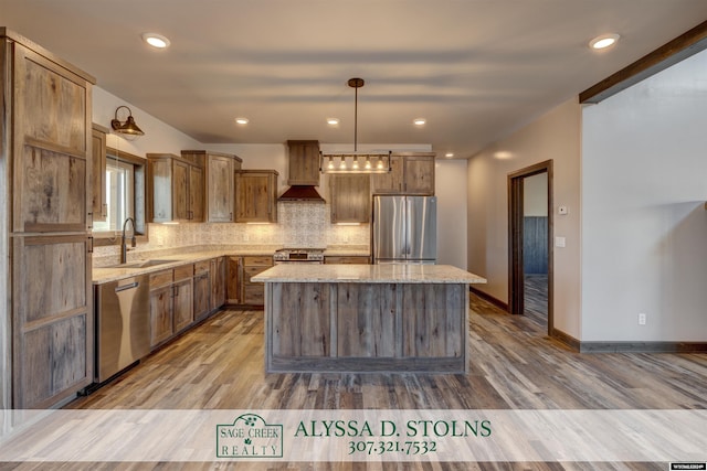 kitchen with a sink, appliances with stainless steel finishes, a center island, tasteful backsplash, and custom range hood