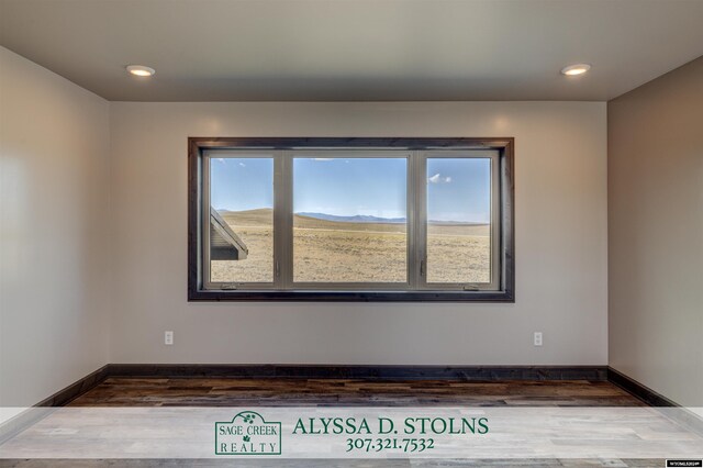 kitchen with stainless steel appliances, dark wood-type flooring, sink, and ceiling fan