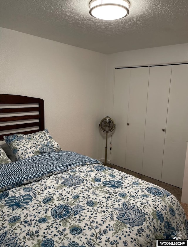 bedroom featuring a closet and a textured ceiling