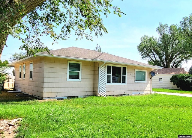 ranch-style home featuring a front lawn