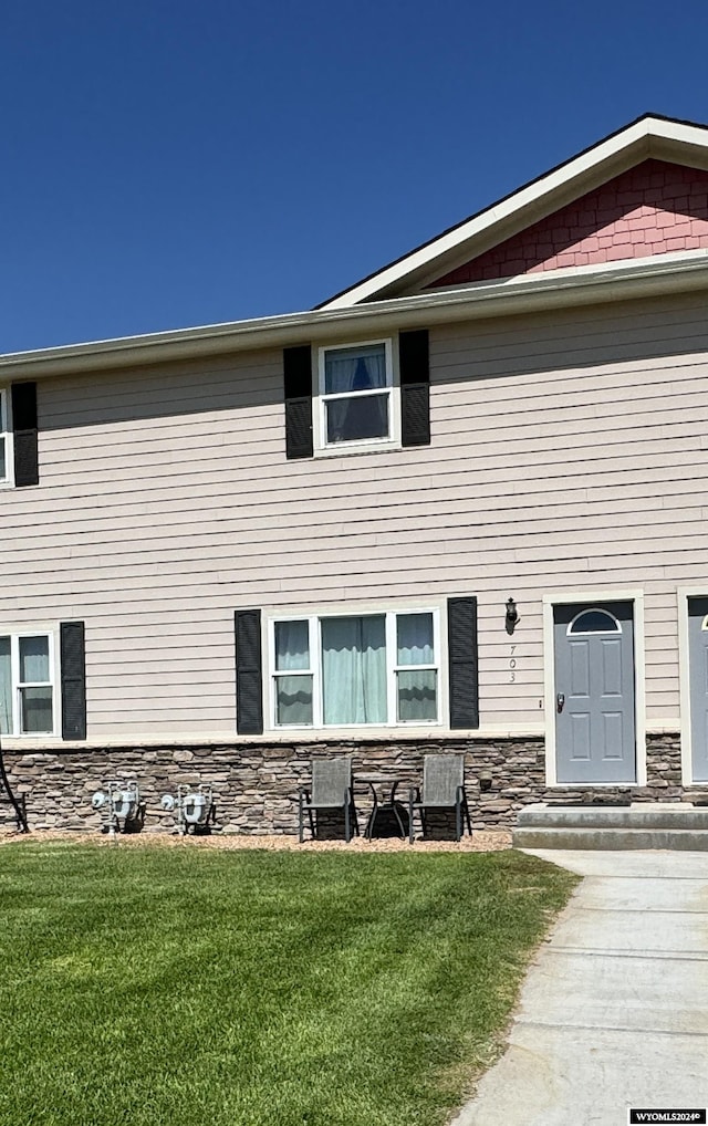 view of front of home featuring a front lawn