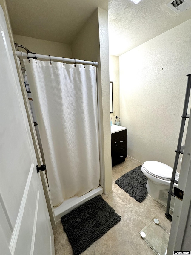 bathroom featuring a textured ceiling, vanity, toilet, and a shower with shower curtain