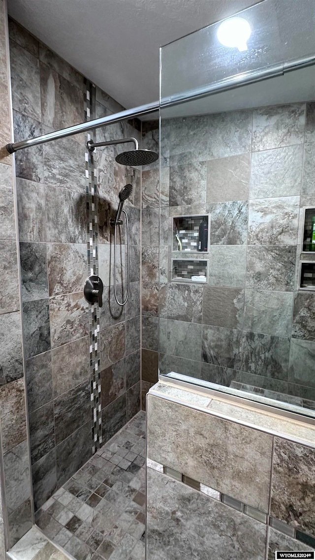 bathroom featuring a tile shower