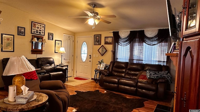 living room featuring lofted ceiling, light hardwood / wood-style flooring, and ceiling fan