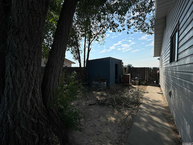 view of yard featuring a shed