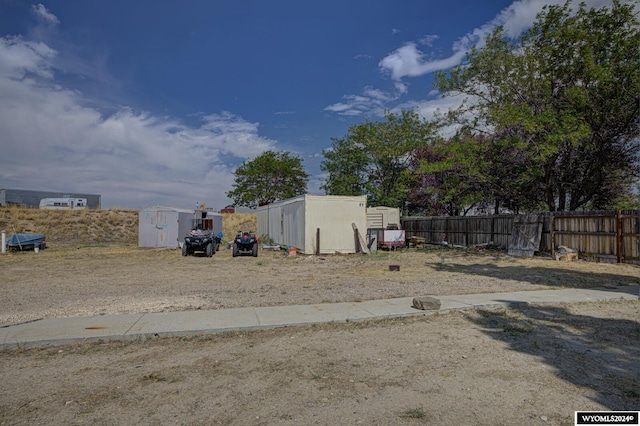 view of yard featuring a shed