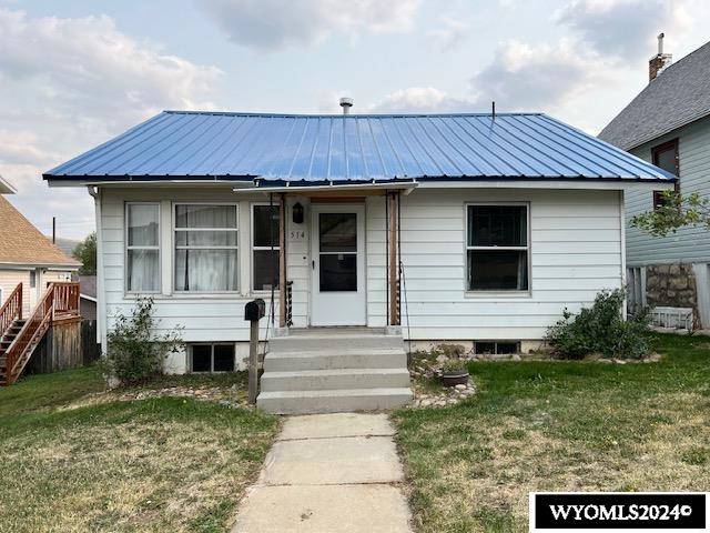 view of front of house with a front yard