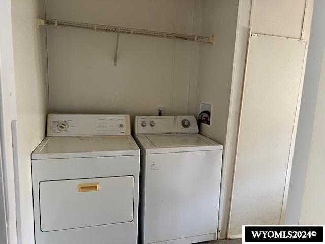 156 Elm St, Kemmerer, WY 83101 - laundry room with washing machine and dryer
