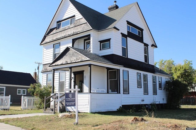 view of front of house featuring a front lawn