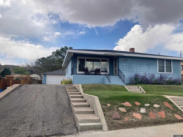 view of front facade featuring covered porch and a front lawn