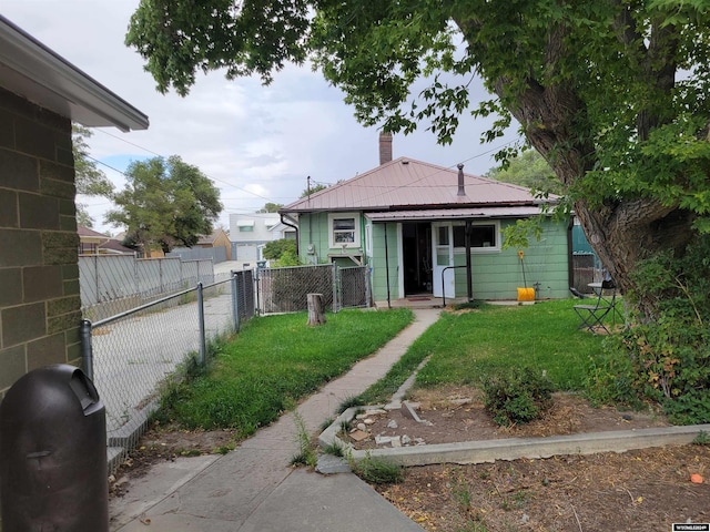 view of front facade featuring a front lawn