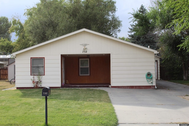 ranch-style house featuring a front lawn