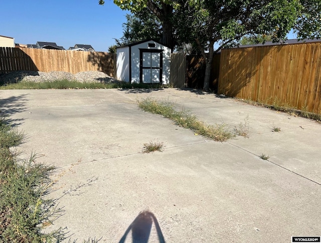 view of yard with a storage shed