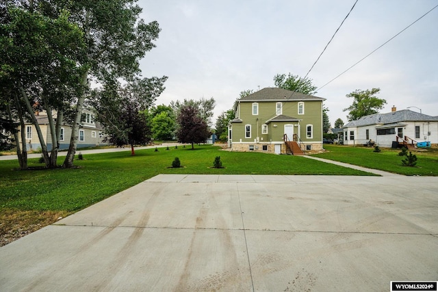 view of front facade featuring a front lawn