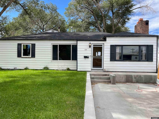 view of front facade featuring a patio and a front lawn