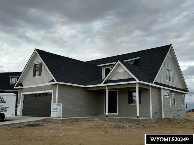 view of front of house with covered porch and a garage