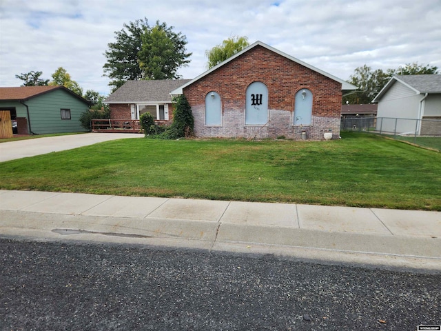 view of front of property with a front yard