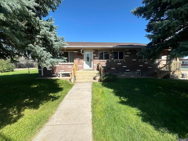 view of front of house featuring a front yard