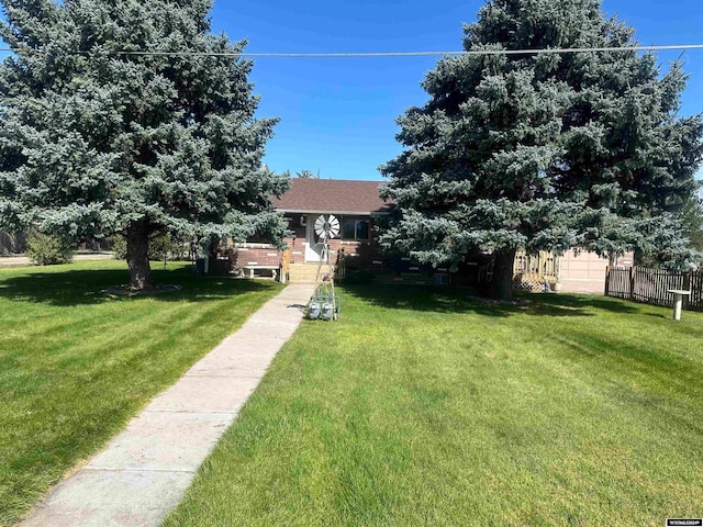 view of front of property featuring a front yard