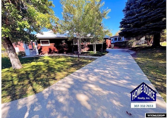 single story home with a front lawn