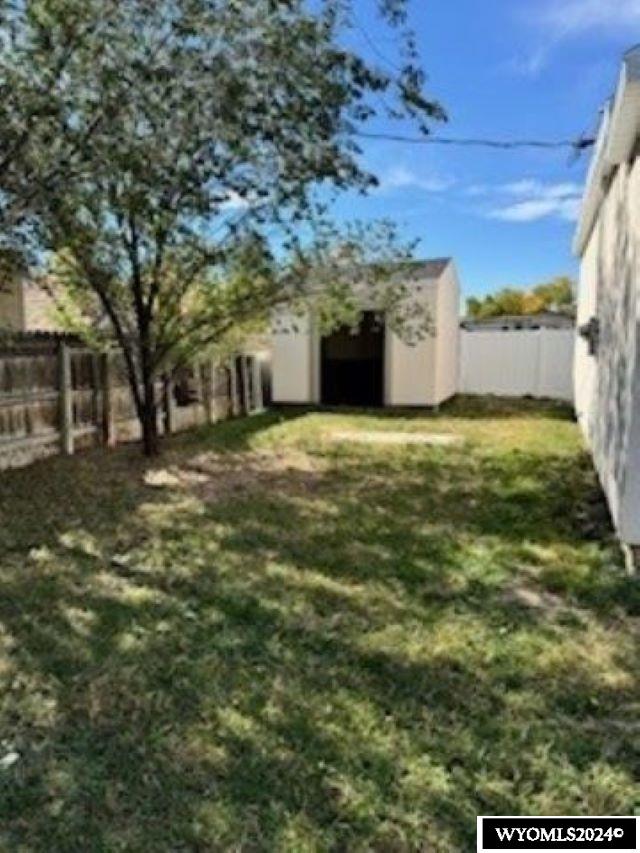 view of yard featuring a storage shed