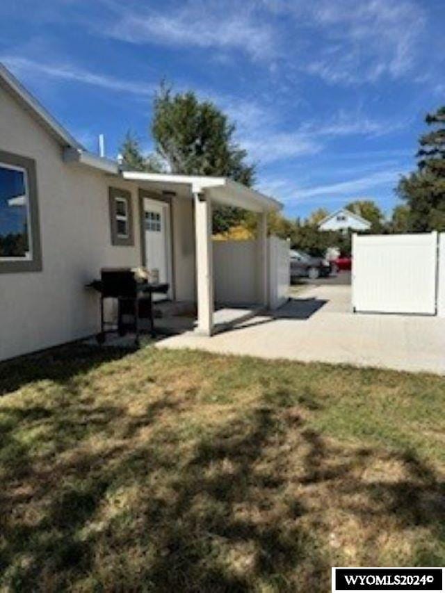 view of yard with a patio