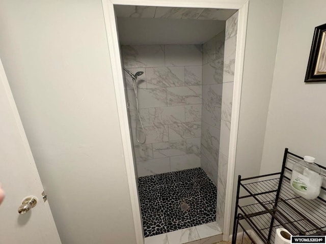 bathroom featuring tiled shower