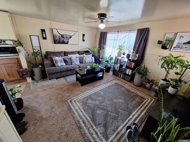 carpeted living room featuring ceiling fan