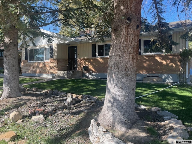 ranch-style home with a front lawn