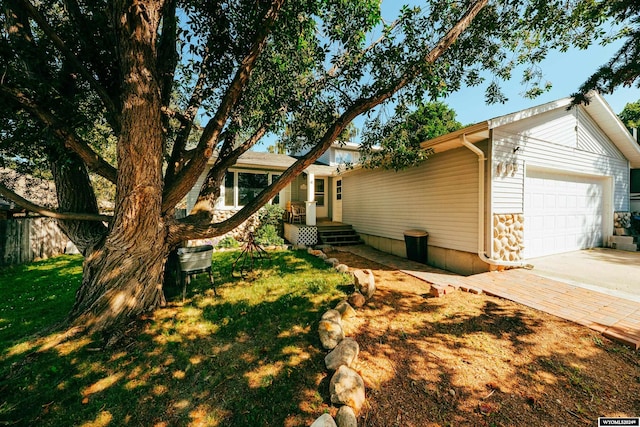 ranch-style home featuring a front lawn and a garage