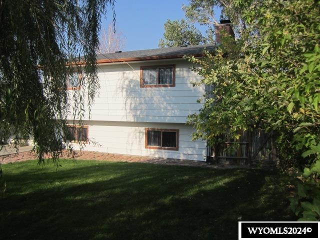 view of side of property featuring a lawn