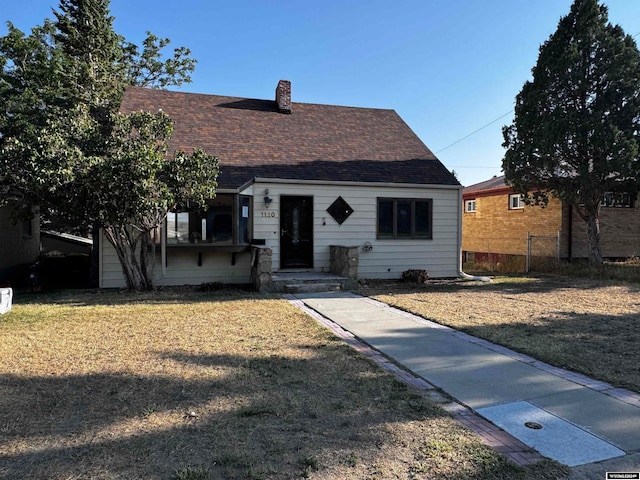 view of front of property featuring a front lawn