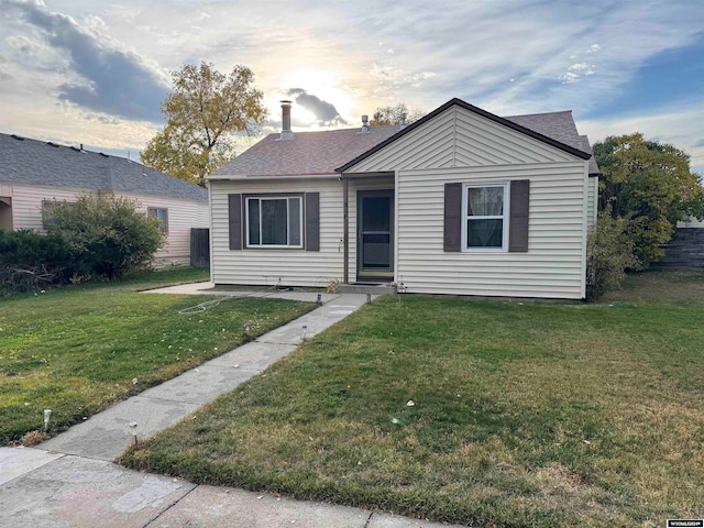 view of front of property featuring a front yard